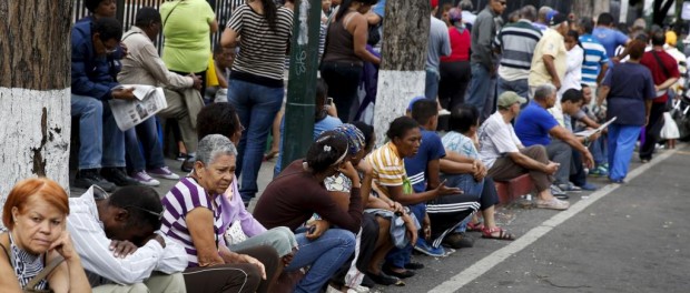 Chính phủ Venezuela chạy đôn chạy đáo tìm nguồn tiền mặt