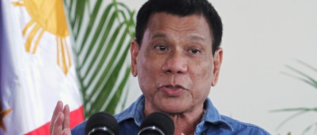 Tổng thống Philippines coi thường đe dọa bị truy tố
