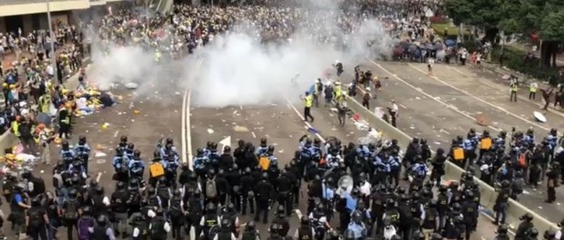 Cảnh sát bắn đạn hơi cay vào người biểu tình Hồng Kông trong cuộc tuần hành bị cấm