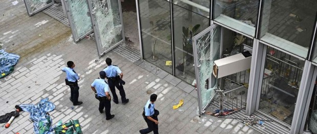 Điều gì đã xảy ra trong 3 giờ chiếm đóng gây rung chuyển Hồng Kông?
