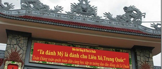 Cầm… cờ (?) cho chó đái – Bùi Bảo Trúc