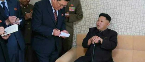 Kim Jong-un chống gậy tái xuất