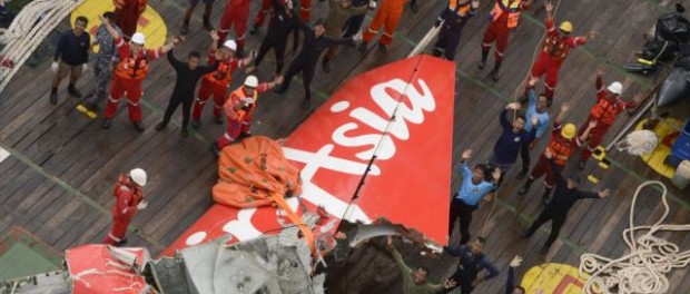 Chuyên viên cứu hộ kéo được đuôi máy bay AirAsia lên mặt nước