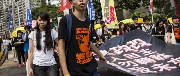 Hong Kong: Lãnh đạo phong trào sinh viên Hoàng Chi Phong bị hành hung