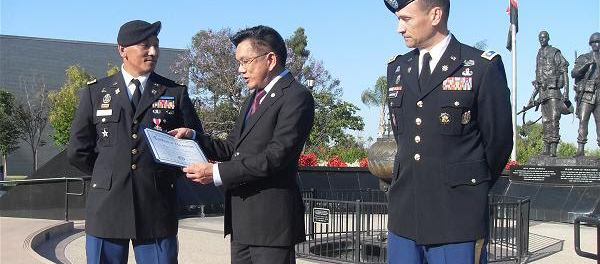Gắn Cấp bậc Thiếu Tá Hoa Kỳ Tại Tượng Đài Việt Mỹ