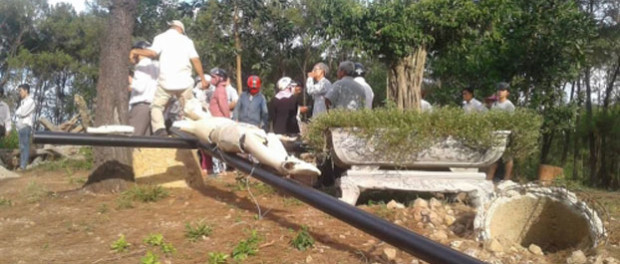 Đan viện Thiên An tố cáo chính quyền xúc phạm Thánh giá- A (Vietnam) government employee trampled on the cross at the Thien An Abbey