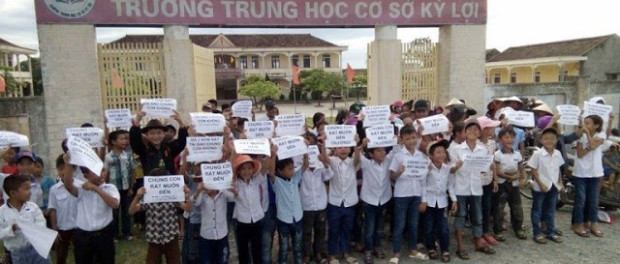 Học sinh thôn Đông Yên, Hà Tĩnh biểu tình trước cổng trường đòi quyền được học