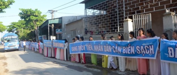 Người dân Phú Yên xuống đường biểu tình bị đe dọa triệt đường mưu sinh///Hà Tĩnh: Ngư dân xã Kỳ Hà biểu tình yêu cầu nhà cầm quyền lo cho ngư dân