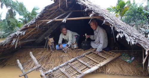 Bão sắp đến, lũ miền Trung làm 21 người chết