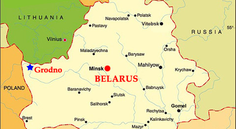 Belarus: Loukachenko chọn đối đầu, xuất hiện với áo giáp và súng AK